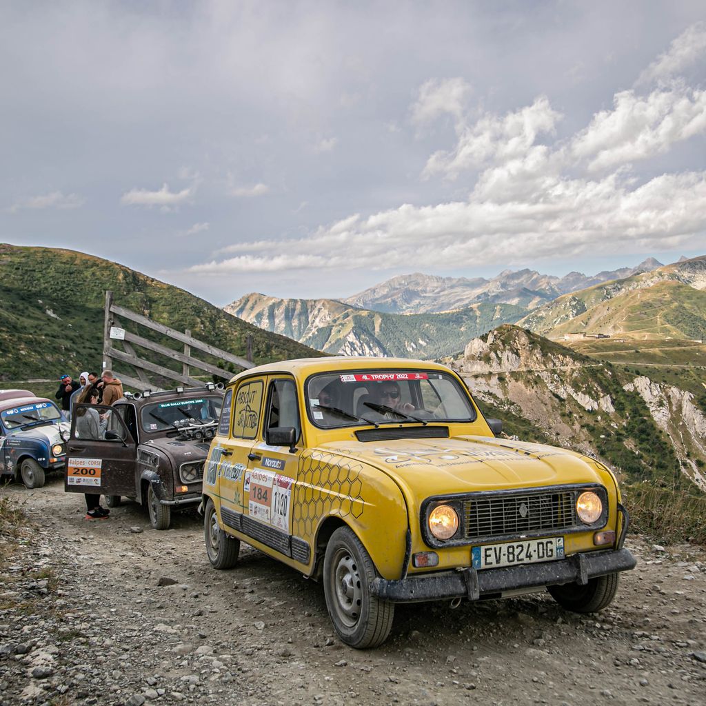 4l jaune dans les alpes