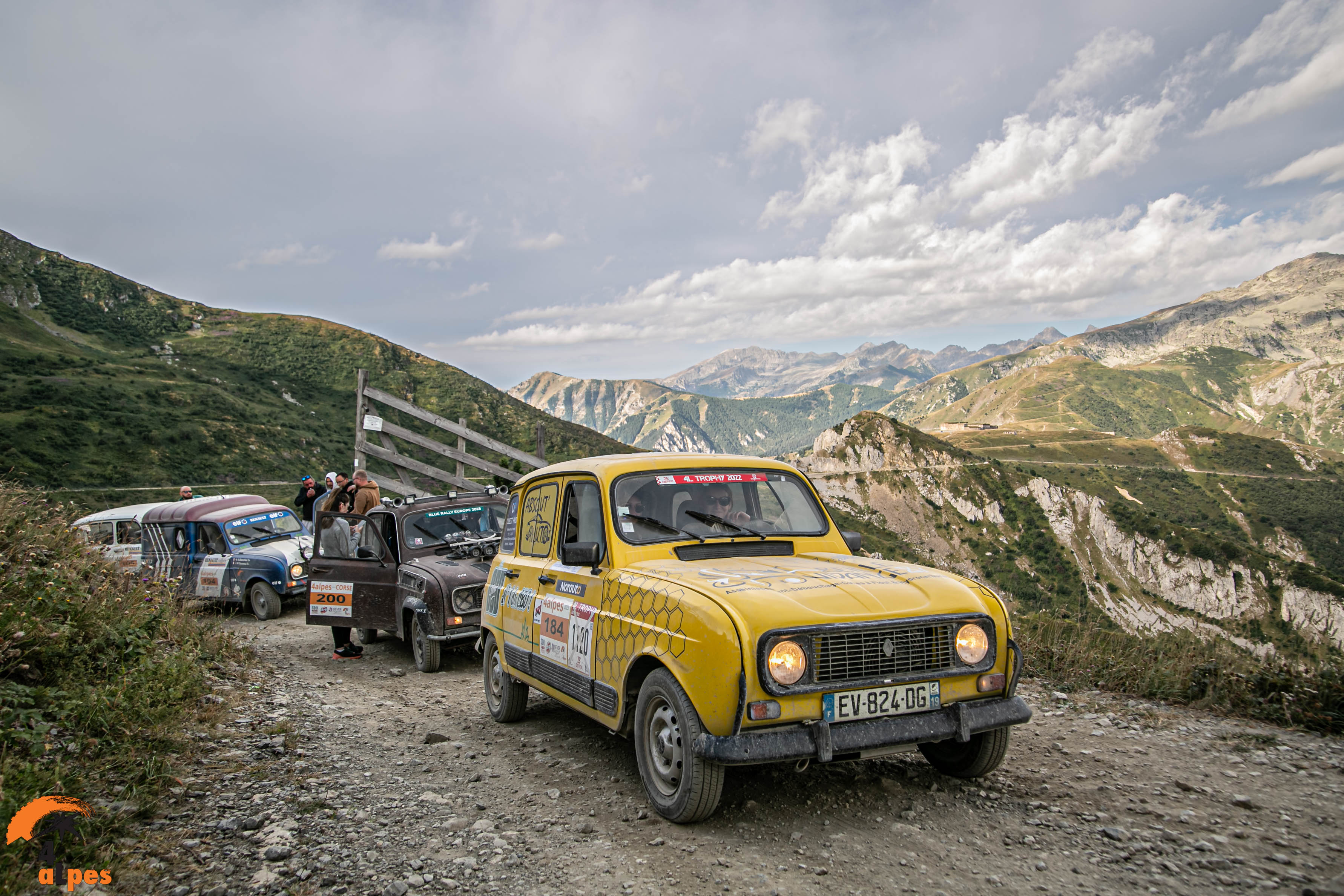 4l jaune dans les alpes