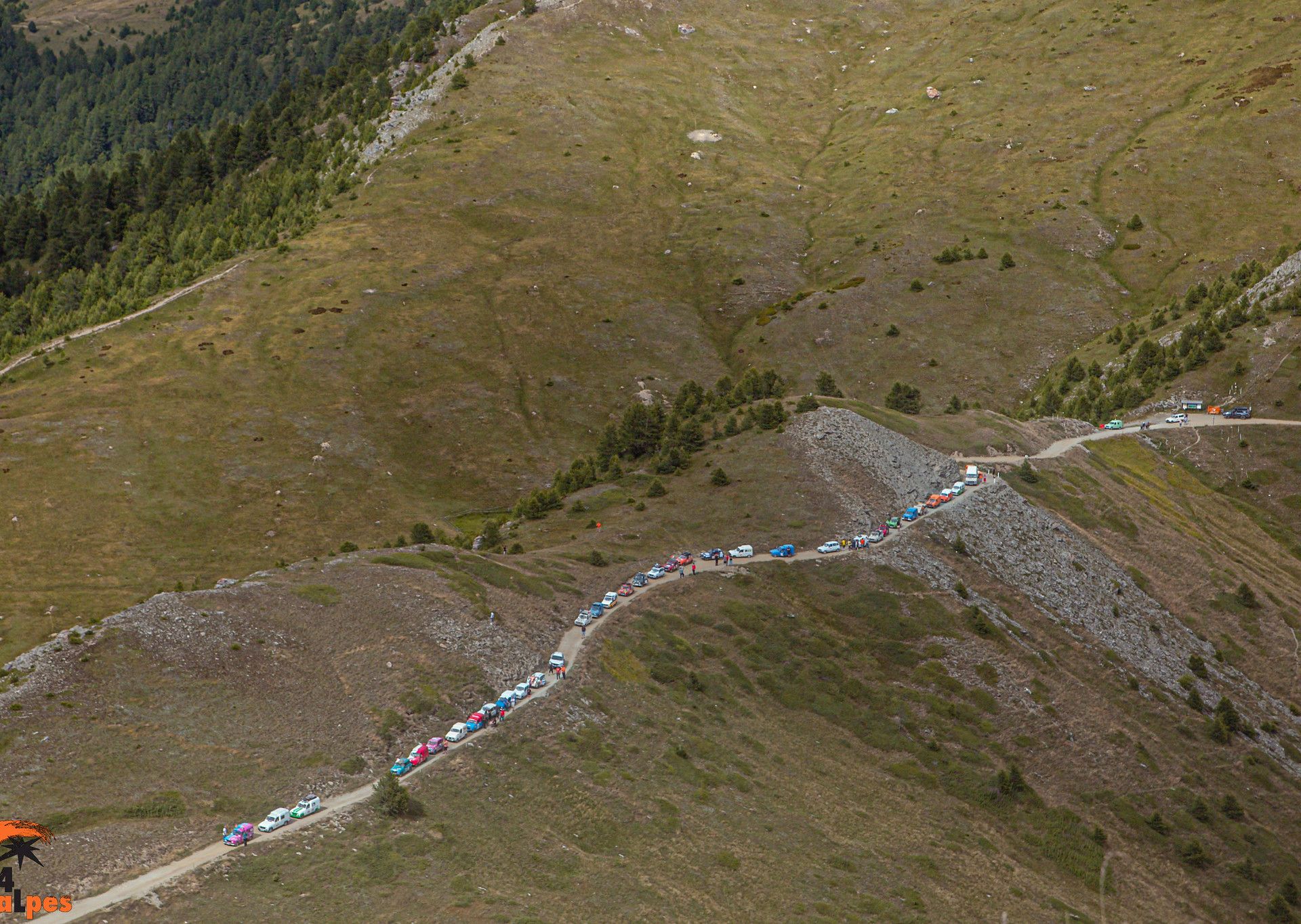 File de 4L sur une route sinueuse de montagne