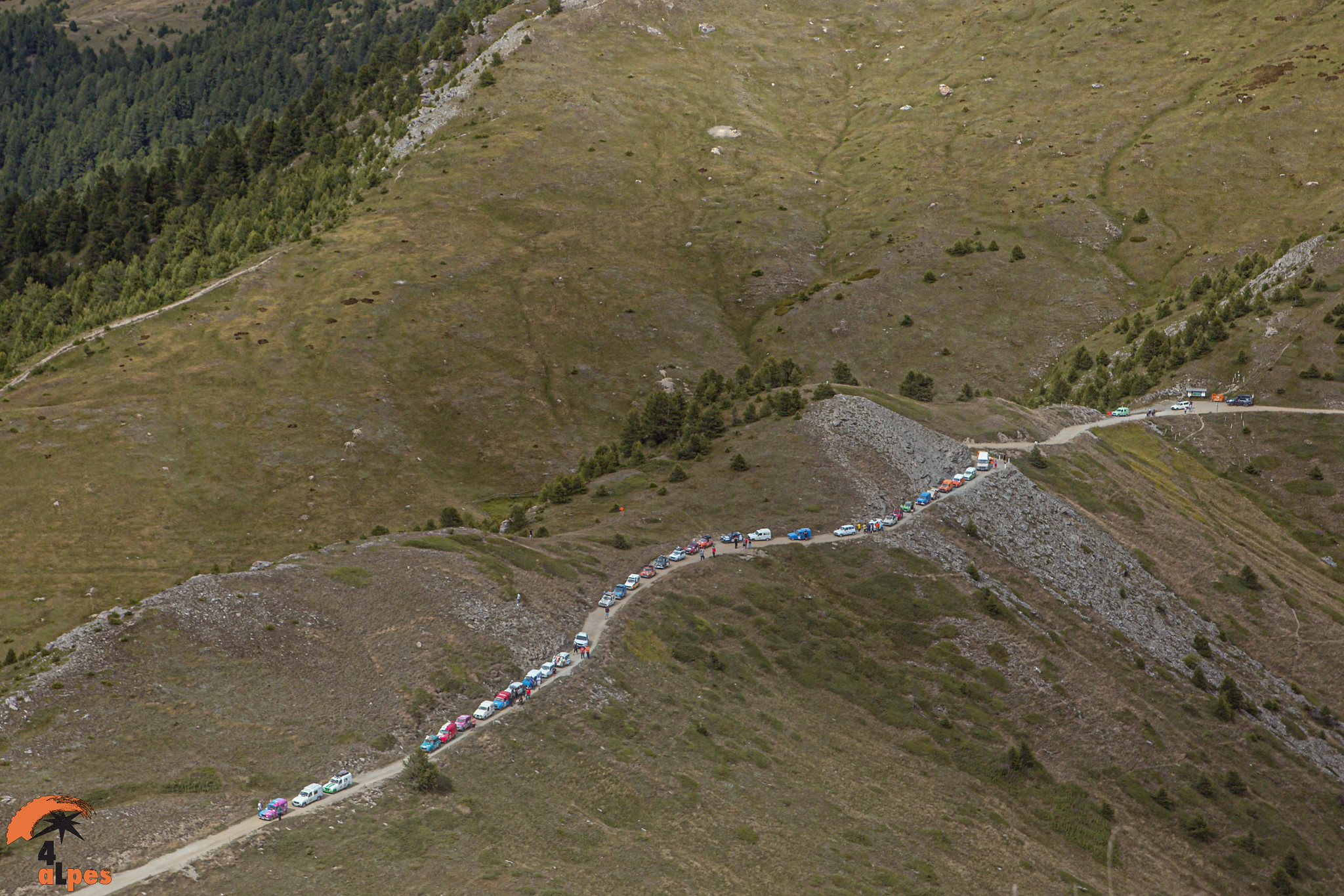 File de 4L sur une route sinueuse de montagne
