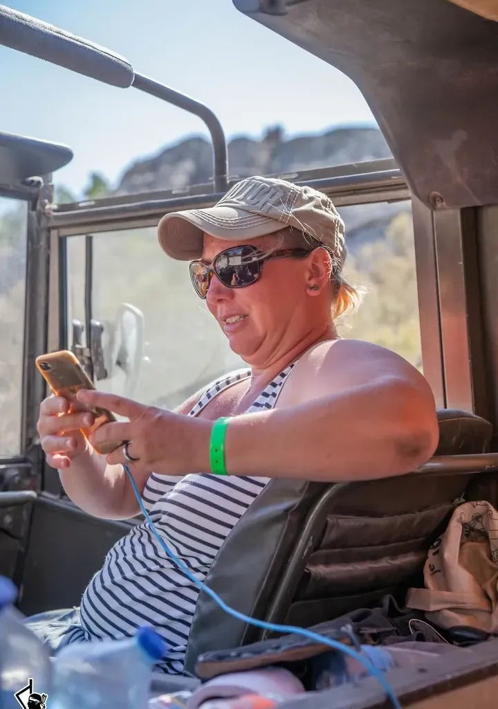 Sandrine regardant son téléphone dans le camion de mécanique