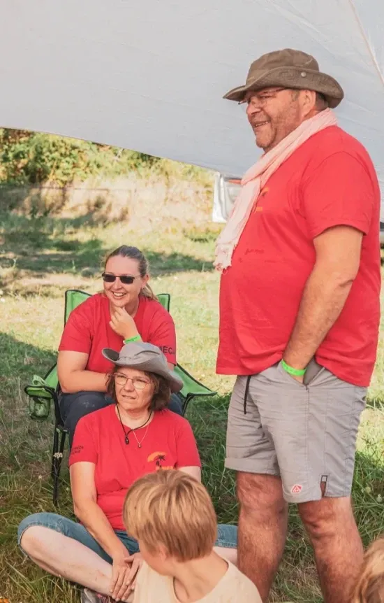 Dominique entourée par des membres de l'équipe